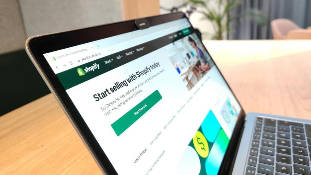 PrestaShop vs Shopify w 2026 — pełne porównanie technologiczne, kosztowe i biznesowe